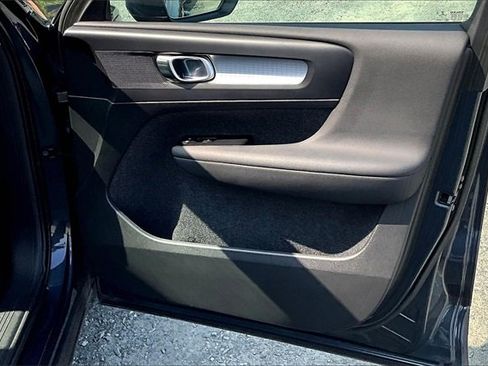 Used 2022 Volvo XC40 T5 Momentum image 21