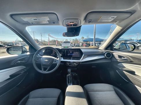 Certified 2025 Chevrolet Trax LT image 19