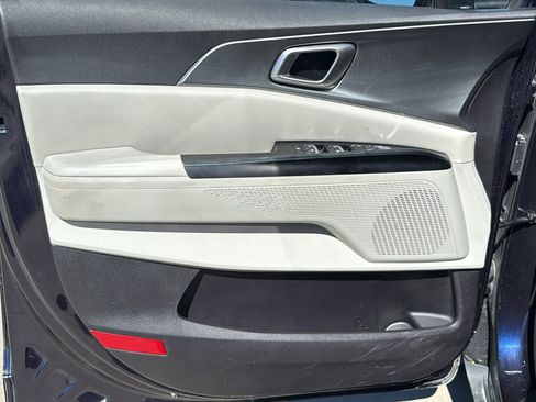 Used 2024 Kia Carnival LX image 13