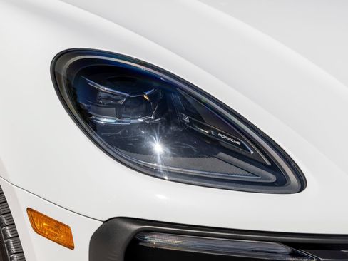 Certified 2026 Porsche Macan AWD/4WD image 15