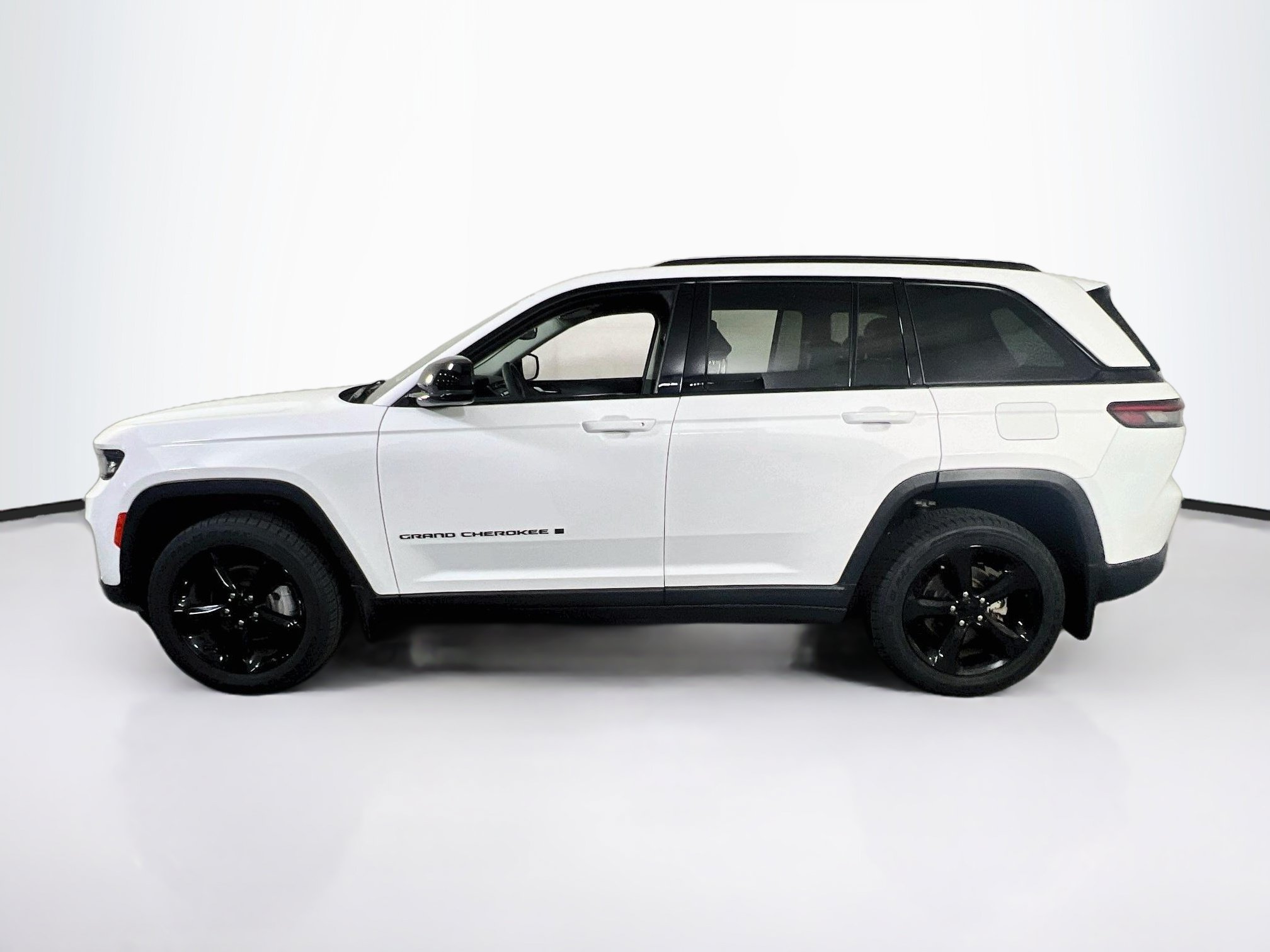 Used 2023 Jeep Grand Cherokee Limited w/ Black Appearance Package AWD/4WD image 8