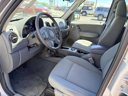 Used 2006 Jeep Liberty Renegade AWD/4WD image 9