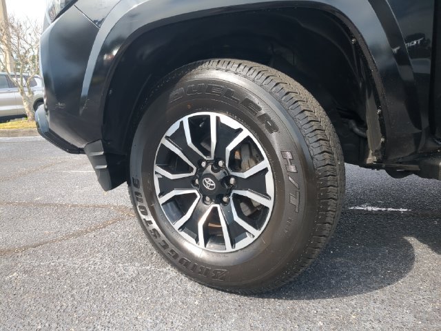 Used 2022 Toyota Tacoma TRD Sport w/ TRD Premium Sport Package AWD/4WD image 39