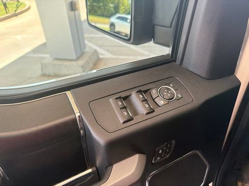 Used 2018 Ford F150 Platinum w/ Equipment Group 701A Luxury AWD/4WD image 9