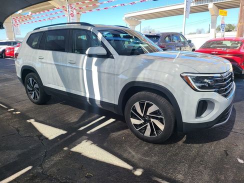 Used 2025 Volkswagen Atlas SE image 4