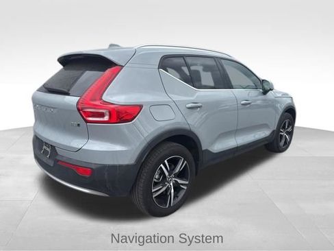 Used 2024 Volvo XC40 B5 Core image 2