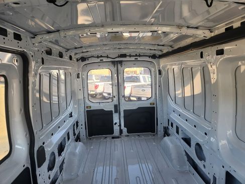Used 2023 Ford E-Transit Medium Roof image 28