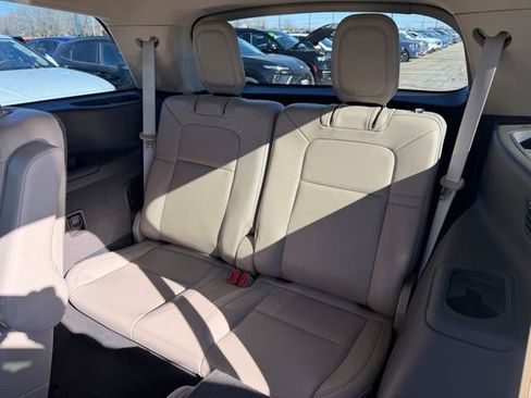 Used 2023 Lincoln Aviator AWD w/ Premium Package image 11