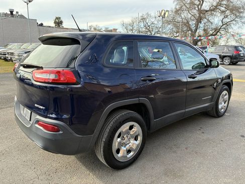 Used 2015 Jeep Cherokee Sport image 2
