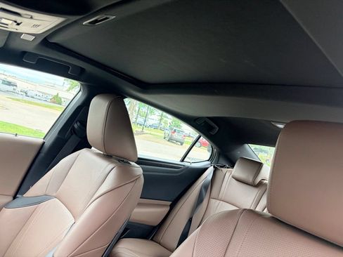 Used 2025 Lexus ES 300h w/ Accessory Package (Z1) FWD image 5