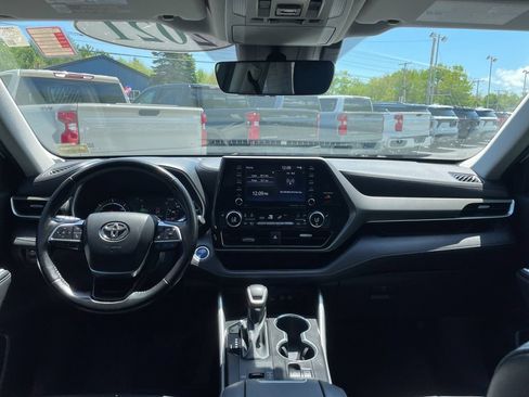 Used 2021 Toyota Highlander XLE AWD/4WD image 14