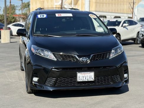 Certified 2019 Toyota Sienna SE image 3