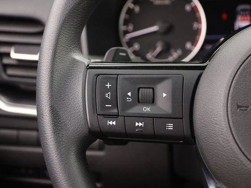 Used 2023 Nissan Rogue SV image 11