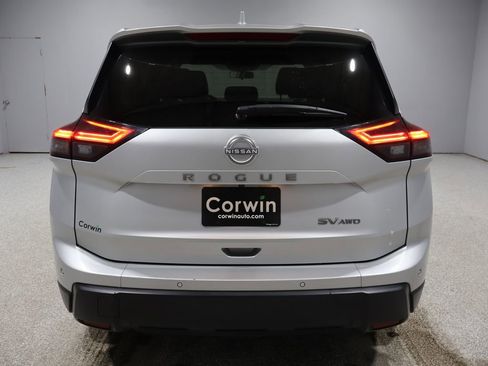Used 2024 Nissan Rogue SV image 3