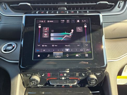 New 2025 Jeep Grand Cherokee Altitude image 21