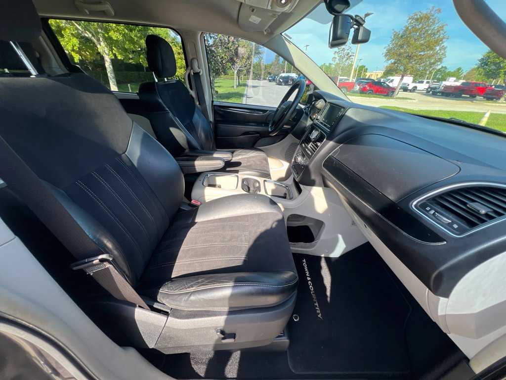 Used 2014 Chrysler Town & Country Touring-L FWD image 28
