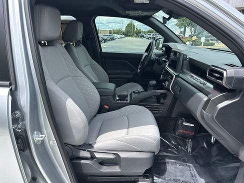 Certified 2025 Toyota Tacoma SR5 AWD/4WD image 33