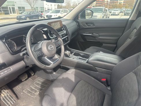 Used 2025 Nissan Pathfinder SV image 11