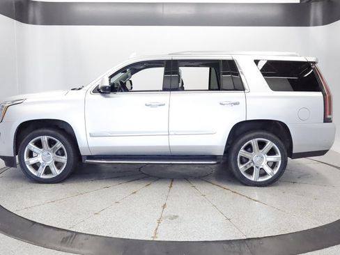 Used 2018 Cadillac Escalade Luxury AWD/4WD image 2