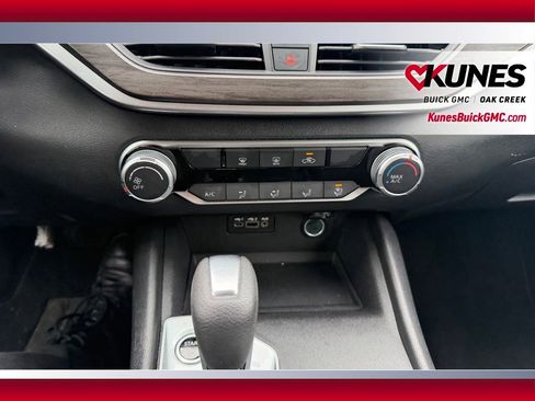 Used 2025 Nissan Altima 2.5 SV image 17