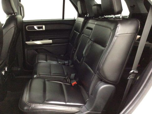 Used 2021 Ford Explorer XLT w/ Equipment Group 202A AWD/4WD image 17