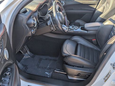 Used 2023 Alfa Romeo Stelvio Estrema image 10