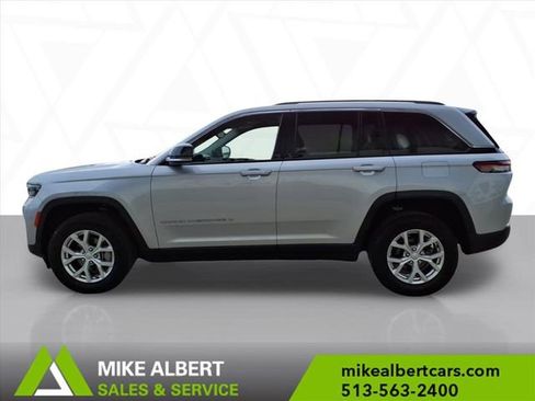 Used 2023 Jeep Grand Cherokee Limited AWD/4WD image 4