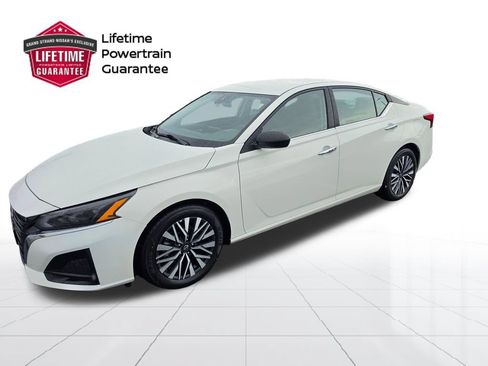 Certified 2025 Nissan Altima 2.5 SV FWD image 1