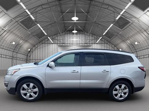 Used 2017 Chevrolet Traverse LT w/ Style and Technology Package FWD image 4