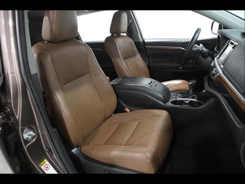 Used 2018 Toyota Highlander Limited image 17