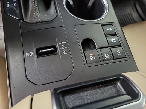 Used 2023 Toyota Highlander XLE AWD/4WD image 19