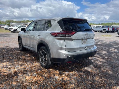 Used 2024 Nissan Rogue SV image 3