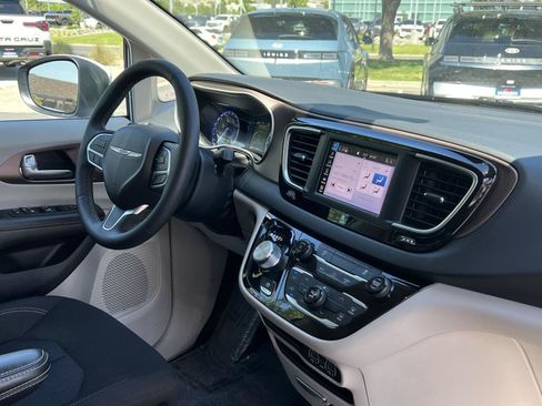 Used 2023 Chrysler Voyager LX FWD image 20
