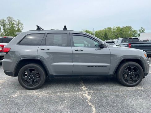 Used 2019 Jeep Grand Cherokee Laredo image 2