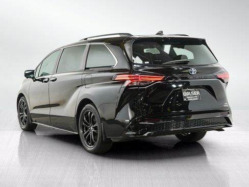 Used 2024 Toyota Sienna XSE FWD image 3