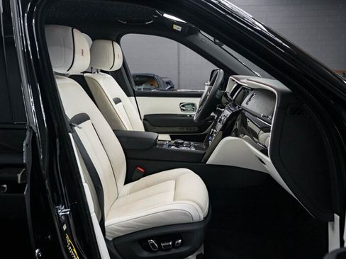 Used 2023 Rolls-Royce Cullinan Black Badge w/ Dark Exterior Package AWD/4WD image 19