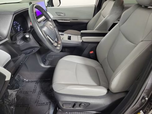 Used 2025 Toyota Sienna XLE FWD image 18