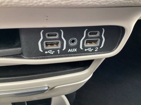 Used 2023 Chrysler Pacifica Touring-L FWD image 22