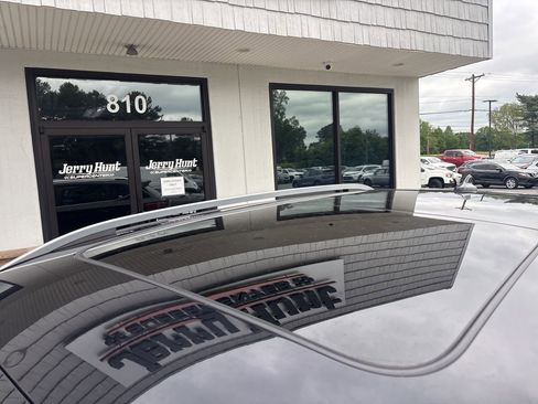 Used 2022 Volkswagen Taos SE w/ Panoramic Sunroof Package FWD image 12