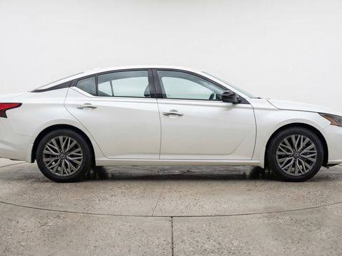 Used 2025 Nissan Altima 2.5 SV FWD image 11