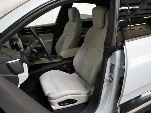 Certified 2025 Porsche Macan 4 Electric image 5