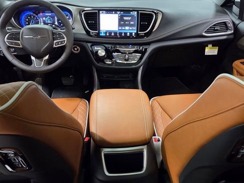 New 2026 Chrysler Pacifica Pinnacle image 8