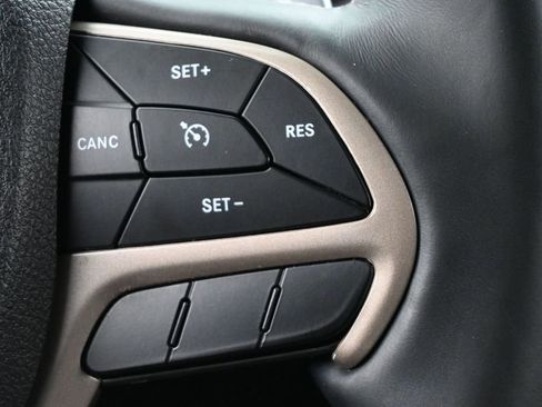 Used 2017 Jeep Grand Cherokee Overland AWD/4WD image 8