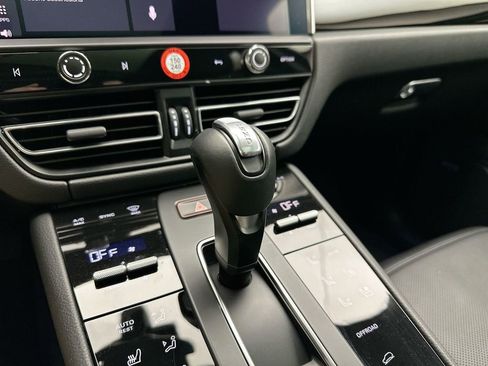 Used 2025 Porsche Macan image 12