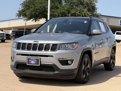 Used 2019 Jeep Compass Latitude FWD image 8