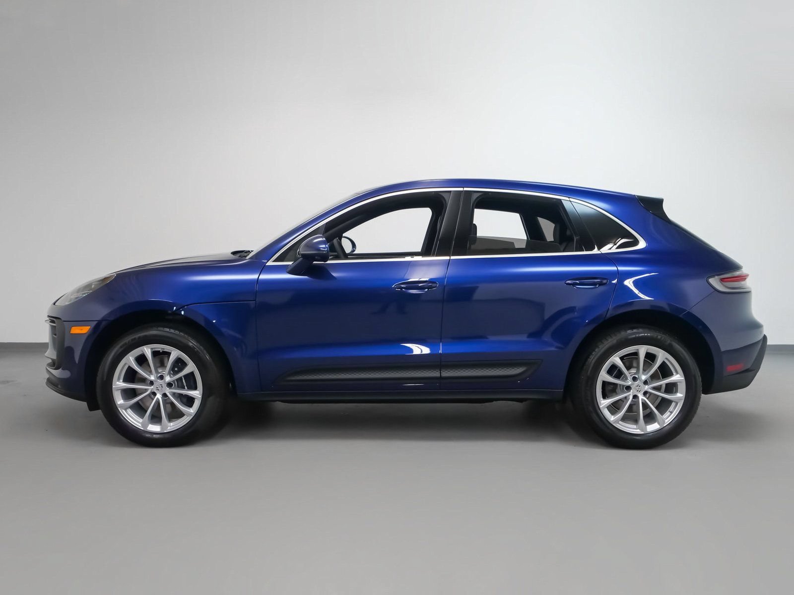Certified 2025 Porsche Macan AWD/4WD image 2