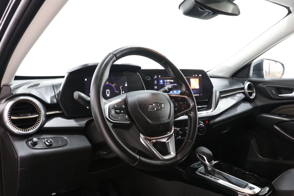 Used 2025 Chevrolet Trax ACTIV w/ Sunroof Package FWD image 13