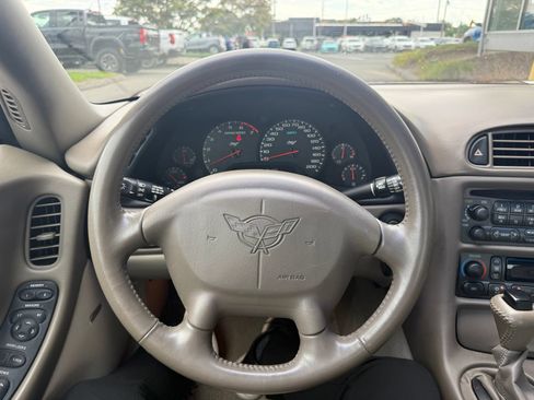 Used 2003 Chevrolet Corvette Coupe w/ Preferred Equipment Group RWD image 19