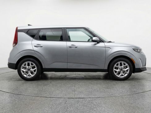 Used 2025 Kia Soul LX w/ LX Technology Package image 11
