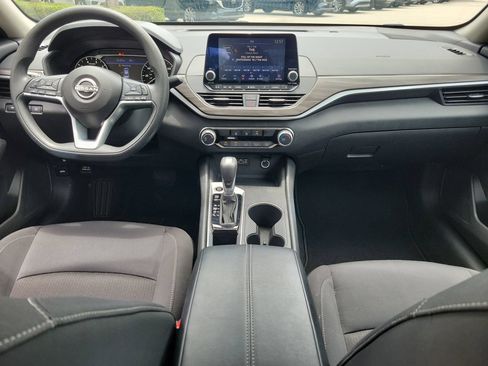 Used 2025 Nissan Altima 2.5 SV FWD image 11